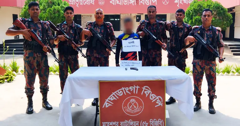 বিদেশি পিস্তল ও ম্যাগজিনসহ আটক ব্যক্তি